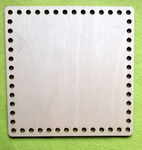 Baza patrata din lemn natural crosetabila cu gaura de 7mm 1 bucata cu marimea de 19,5x19,5, grosime 3 mm