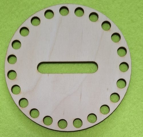 Baza circulara din lemn natural in forma de pusculita cu gaura de 7mm,1 bucata 10cm grosime 3mm. 