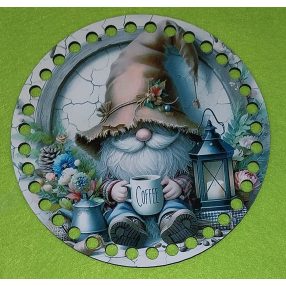   Coroana din lemn imprimata crosetabila cu gaura de 7 mm , elf cu palarie  maro si inscriptie cu cafea. 1 bucata 15cm, grosime 2,5mm. 