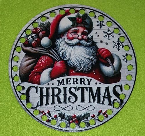  Ciocanel de usa din lemn, crosetabil, cu gaura de 7 mm in mijloc, cu Mos Crsciun si inscriptia Crăciun Fericit. 1 bucata 15cm, grosime 2,5mm. 