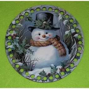   15cm Coroana din lemn imprimata crosetabila cu gaura de 7 mm si  de om de zapada cu esarfa. 1 bucata, grosime 2,5mm. 