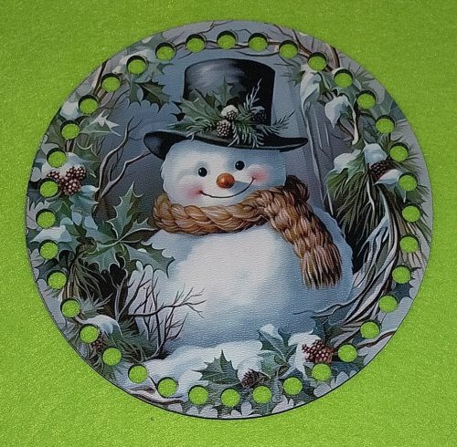 15cm Coroana din lemn imprimata crosetabila cu gaura de 7 mm si  de om de zapada cu esarfa. 1 bucata, grosime 2,5mm. 