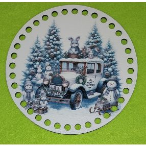    Ciocanel de brad imprimat crosetabil cu gaura de 7 mm, iepuras cu fundal inzapezit asezat pe masina, cu inscriptia Crăciun Fericit. 