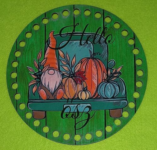 Ciocanel din lemn imprimat croetabil cu gaura de 7 mm, elf pe o mașină verde cu inscriptia Hello őssz. 1 bucata 15cm, grosime 2,5mm. 