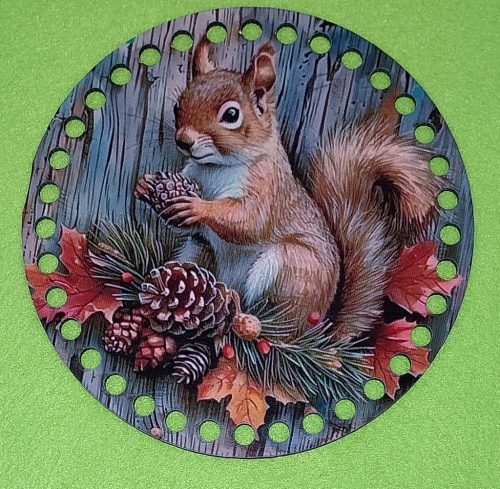 15cm Ciocanel din lemn imprimat crosetabil cu gaura  de 7 mm, model veverita. 1 bucata, grosime 2,5mm. 