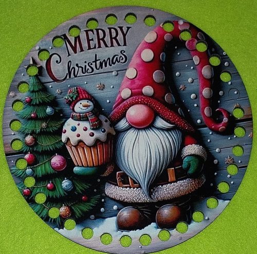 Coroana din lemn imprimata crosetabil cu elf cu palarie rosie la mijloc si inscriptia Crăciun Fericit. 1 bucata 15cm, grosime 2,5mm. 