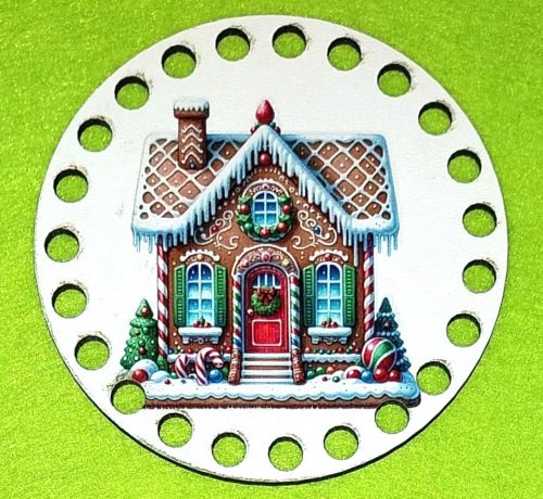 Baza din lemn natural de 10cm crosetabil imprimat, in forma de casa din turta dulce. Cu gaura de 7mm, 1bucata, grosime 2,5mm. 