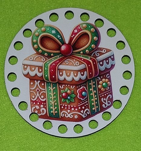 Baza din lemn natural de 10cm crosetabil imprimat, in forma de cutie pentru cadouri din turta dulce. Cu gaura de 7mm, 1bucata, grosime 2,5mm