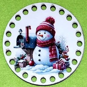   8cm Baza din lemn imprimata crosetabila circular Om de zapada cu palarie rosie cu gaur de 5 mm 1 buc 8 cm grosime 2,5 mm 