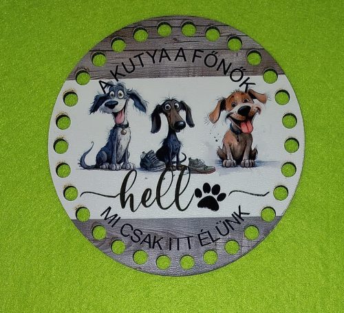 Baza din lemn crosetabila de 12cs  A kutya a főnök felirattal nyomtatva, csak mi lakunk itt..... Marime gaura de 12cm, 1 bucata, grosime 2,5mm. 