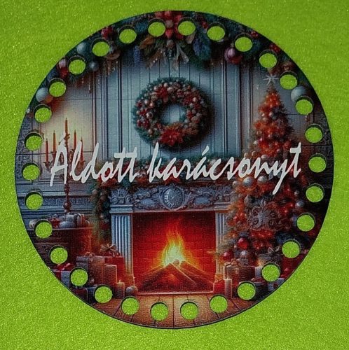 Baza din lemn crosetabil de 12cm in forma de semineu cu inscriptia Áldott karácsonyt. Cugaura de 7mm, 1 bucata, grosime 2,5mm. 