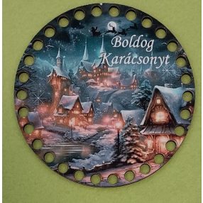   Baza din lemn crosetabil de 12cm imprimat cu motiv de Craciun de satuc si cu inscriptia   Boldog Karácsonyt Cu gaura de 7mm, 1 bucata, grosme 2,5mm. 