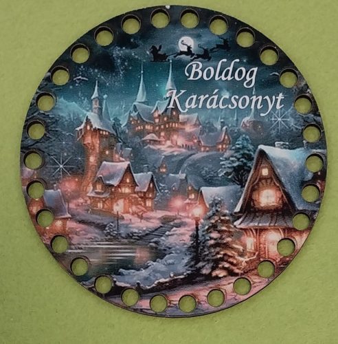 Baza din lemn crosetabil de 12cm imprimat cu motiv de Craciun de satuc si cu inscriptia   Boldog Karácsonyt Cu gaura de 7mm, 1 bucata, grosme 2,5mm. 