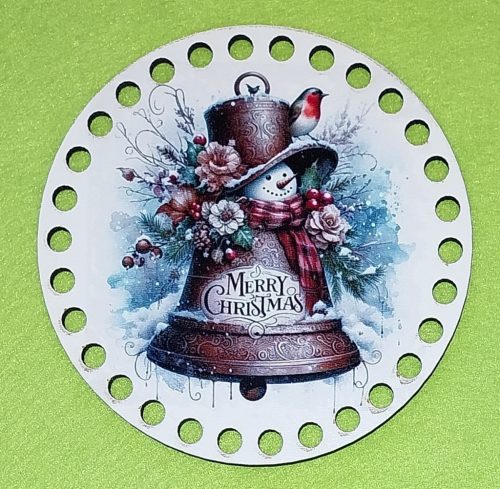 12cm Baza din lemn imprimata crosetabil cu gaura de 7 mm Clopotel cu om de zapada și inscriptia Crăciun Fericit. 1 bucata, grosime de 2,5mm. 