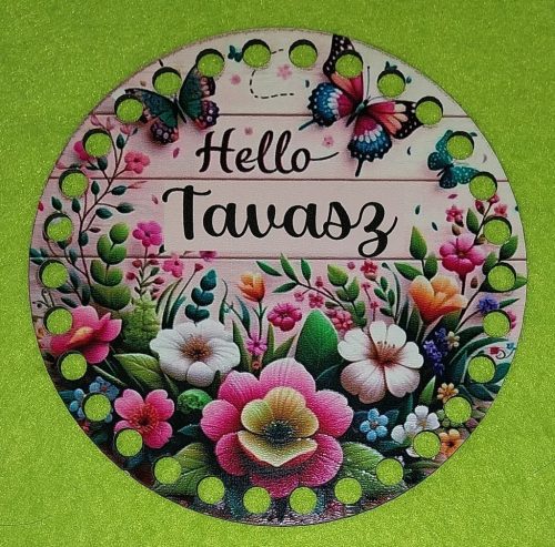 Baza din lemn crosetabil de 12cm pr baza de culoare galbena cu model de lemn si cu inscriptia Hello Tavasz, cu gaura de 7 mm, 1 bucata, grosime 2,5mm