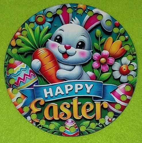 15cm Baza din lemn imprimata crosetabil, in forma de cerc, iepuras alb printre flori, cu morcov in mana, cu inscriptia Paște Fericit. Cu gaura de 7mm, 1buc 15cm, grosime 2,5mm. 