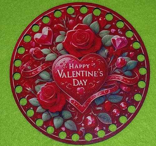 Baza din lemn natural circular cu diametru de 12 cm crosetabil imprimat cu model pentru Sf. Valentinv cu gaura de 7cmm, 1 bucata, grosime 2,5mm