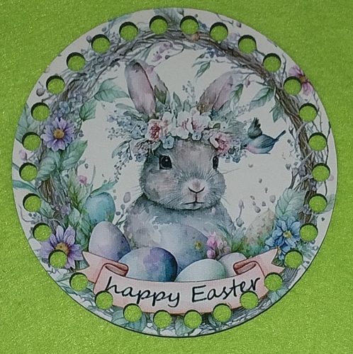 12cm Baza din lemn imprimata crosetabil cu gaurs de 7 mm Iepuras cu oua și inscriptia Paște fericit. 1 bucata/pachet, grosime 2,5mm. 