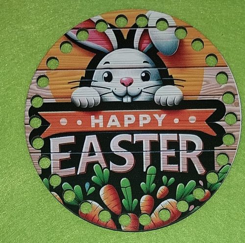 12cm. Baza din lemn imprimata crosetabil cu gaura de 7 mm. Fundal din carton cu inscriptia „Paște fericit”. 1bucata/pachet, grosime 2,5mm. 