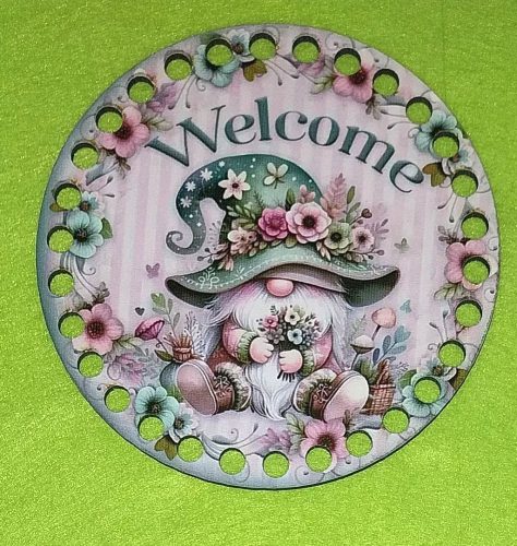 12 cm Baza din lemn imprimata crosetabil cu gaura de 7 mm Pitic cu caciula verde și inscriptie de bun venit. 1bucata/pachet, grosime 2,5mm. 