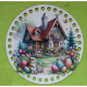   15cm Baza din lemn imprimata crosetabila cu gaura de 7 mm, casuta maro în fundal, iepurasi si ouaiîn fata. 1bucata/pachet, grosime 2,5mm. 