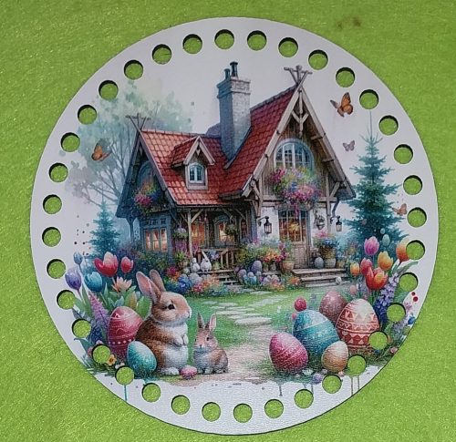 15cm Baza din lemn imprimata crosetabila cu gaura de 7 mm, casuta maro în fundal, iepurasi si ouaiîn fata. 1bucata/pachet, grosime 2,5mm. 