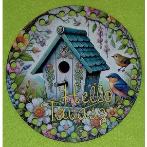   15cm Baza din lemn imprimata crosetabil cu gaura de 7 mm, hranitoare pentru pasari cu acoperis verde si inscriptia „Hello Tavasz”. 1 bucata, grosime 2,5mm. 