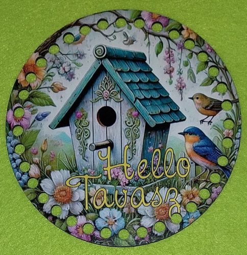 15cm Baza din lemn imprimata crosetabil cu gaura de 7 mm, hranitoare pentru pasari cu acoperis verde si inscriptia „Hello Tavasz”. 1 bucata, grosime 2,5mm. 