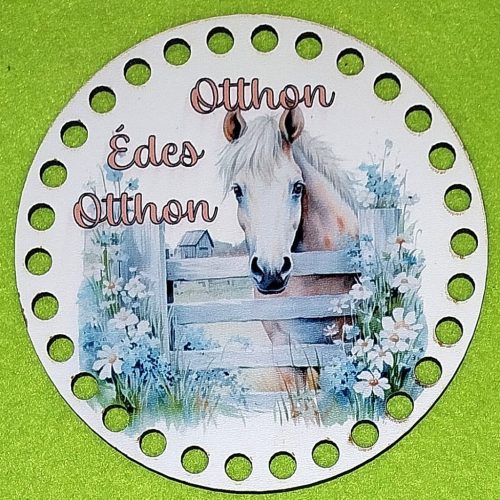 12cm Baza din lemn imprimata crosetabil Cal alb într-un padoc cu inscriptia Édes Otthon Cu gaura de 7mm, 1 bucata/pachet, grosime 3mm.