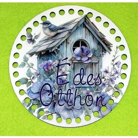   15cm Hranitoare pentru pasari tip casuta gri, cu baza din lemn imprimata crosetabil, flori mov si inscriptia Édes Otthon. Cu gaura de 7mm, 1buc/pachet, grosime 3mm. 