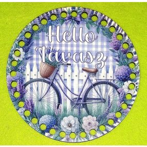   15cm Baza din lemn imprimata crosetabil, bicicleta mov, fundal lavanda cu inscriptia Buna ziua, Hello Tavasz. Cu gaura de 7mm, 1buc/pachet, grosime 3mm.