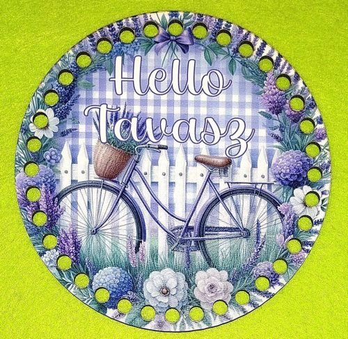 15cm Baza din lemn imprimata crosetabil, bicicleta mov, fundal lavanda cu inscriptia Buna ziua, Hello Tavasz. Cu gaura de 7mm, 1buc/pachet, grosime 3mm.