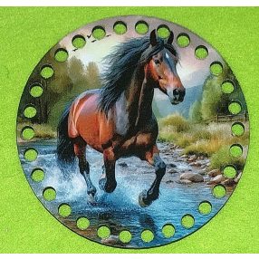   12cm Baza din lemn imprimata crosetabila Cal maro galopand intrun parau. Cu gaura de 7mm, 1bucata/pachet, grosime 3mm