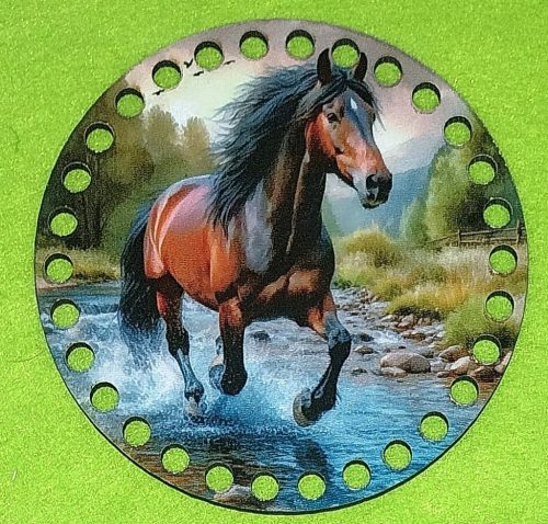 12cm Baza din lemn imprimata crosetabila Cal maro galopand intrun parau. Cu gaura de 7mm, 1bucata/pachet, grosime 3mm