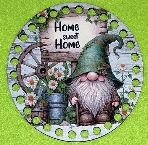 12cm Baza din lemn imprimata crosetabil cu gaura de 7 mm Elf cu palarie verde și inscriptia Acasă, dulce casă, 1 buc/pachet, 12 cm, grosime 2,5 mm 