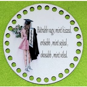   12cm Baza din lemn imprimata crosetabil cu gaura de 7 mm Semn de absolvire pentru fete esti mai curajoasa decat crezi... cu inscriptie 1 buc/pachet 12 cm grosime 2,5 mm 