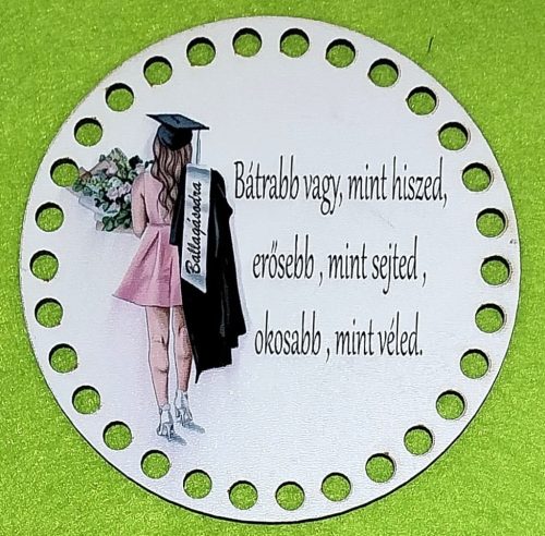 12cm Baza din lemn imprimata crosetabil cu gaura de 7 mm Semn de absolvire pentru fete esti mai curajoasa decat crezi... cu inscriptie 1 buc/pachet 12 cm grosime 2,5 mm 