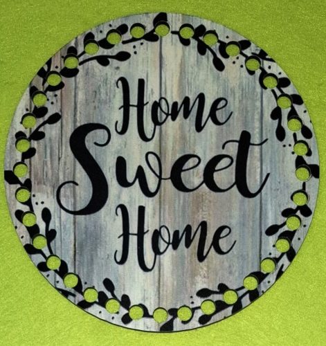 15cm Baza din lemn imprimata crosetabil cu gauri de 7 mm, fundal din carton cu inscriptia „Acasă, dulce casă”, 1 buc/pachet, 15 cm, grosime 2,5 mm. 