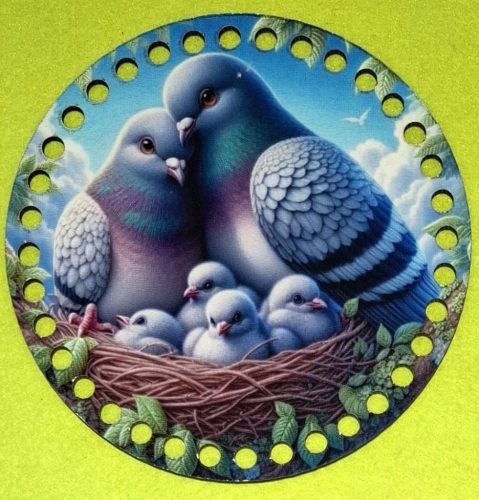 15cm Baza din lemn imprimata crosetabila cu gaura de 7 mm Pereche de porumbei cu pui 1 buc 15 cm grosime 2,5 mm 