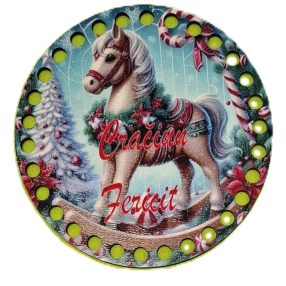   12cm Baza din lemn crosetabil  imprimat Cal balansoar cu inscripție de Craciun Fericit˘. Cu gaura de 7mm, 1 bucata, grosime 2,5mm.