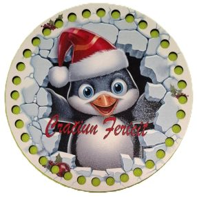   Ciocănel de usa din lemn crosetabil, imprimat, cu gaura de 7 mm în mijloc, pinguin cu inscripția Crăciun Fericit, 1 bucata, 15cm, grosime 2,mm. 