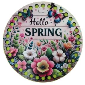   Baza din lemn crosetabil de 12cm pr baza de culoare galbena cu model de lemn si cu inscriptia Hello Spring , cu gaura de 7 mm, 1 bucata, grosime 2,5mm.