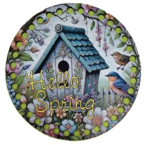   15cm Baza din lemn imprimata crosetabil cu gaura de 7 mm, hranitoare pentru pasari cu acoperis verde si inscriptia „Hello Spring”. 1 bucata, grosime 2,5mm. 