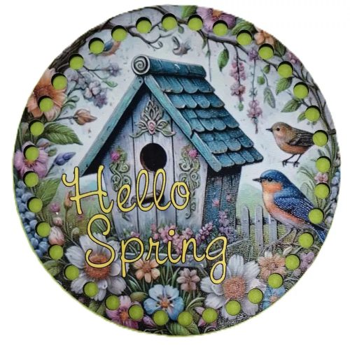 15cm Baza din lemn imprimata crosetabil cu gaura de 7 mm, hranitoare pentru pasari cu acoperis verde si inscriptia „Hello Spring”. 1 bucata, grosime 2,5mm. 