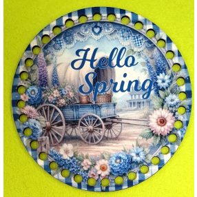   15cm Baza din lemn imprimata crosetabila cu gauraă de 7 mm Fundal albastru în carouri cu carucior si inscripsia „Hello Spring” 1 buc/pachet 15 cm grosime 2,5 mm   Elemente  suplimentare la: Hoa316