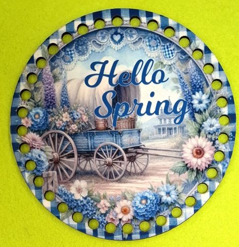 15cm Baza din lemn imprimata crosetabila cu gauraă de 7 mm Fundal albastru în carouri cu carucior si inscripsia „Hello Spring” 1 buc/pachet 15 cm grosime 2,5 mm   Elemente  suplimentare la: Hoa316