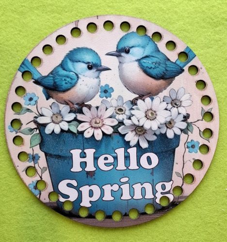 15cm Baza din lemn imprimata crosetabila cu gaura de 7 mm cu inscripte Doua pasari pe o cutie de flori. 1bucata/pachet, grosime 3mm.  Elemente necesare la: HOA316