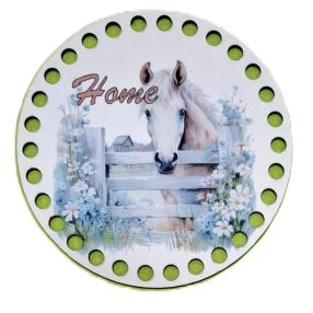   12cm Baza din lemn imprimata crosetabil Cal alb într-un padoc cu inscriptia Home . Cu gaura de 7mm, 1 bucata/pachet, grosime 3mm. 