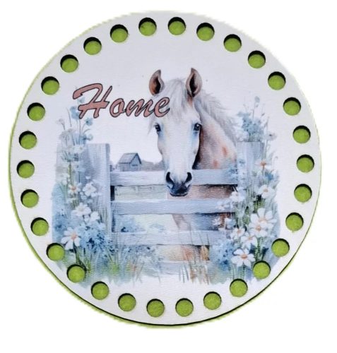 12cm Baza din lemn imprimata crosetabil Cal alb într-un padoc cu inscriptia Home . Cu gaura de 7mm, 1 bucata/pachet, grosime 3mm. 