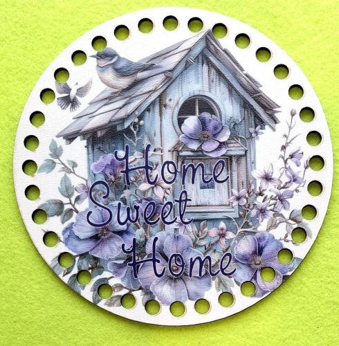 15cm Hranitoare pentru pasari tip casuta gri, cu baza din lemn imprimata crosetabil, flori mov si inscriptia Sweet Home. Cu gaura de 7mm, 1buc/pachet, grosime 3mm. 